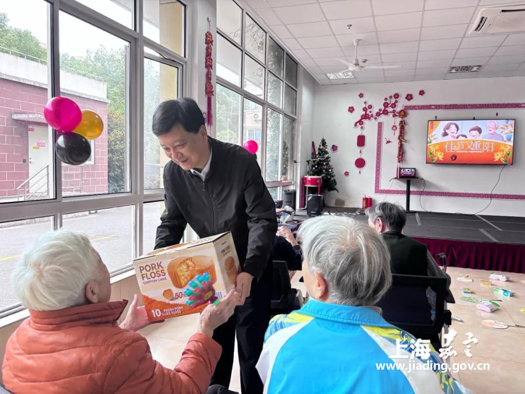 副区长丁炯炯开展“老年节”走访慰问