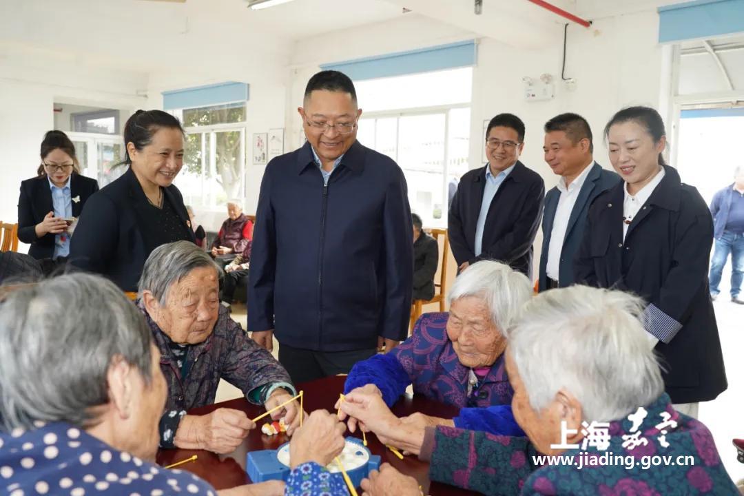 区四套班子领导向全区广大老年人致以节日问候